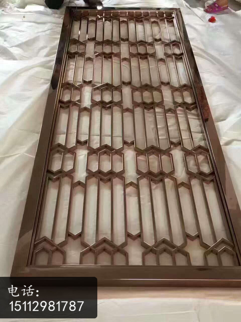 定做酒店玫瑰金不銹鋼鏤空屏風(fēng)圖片