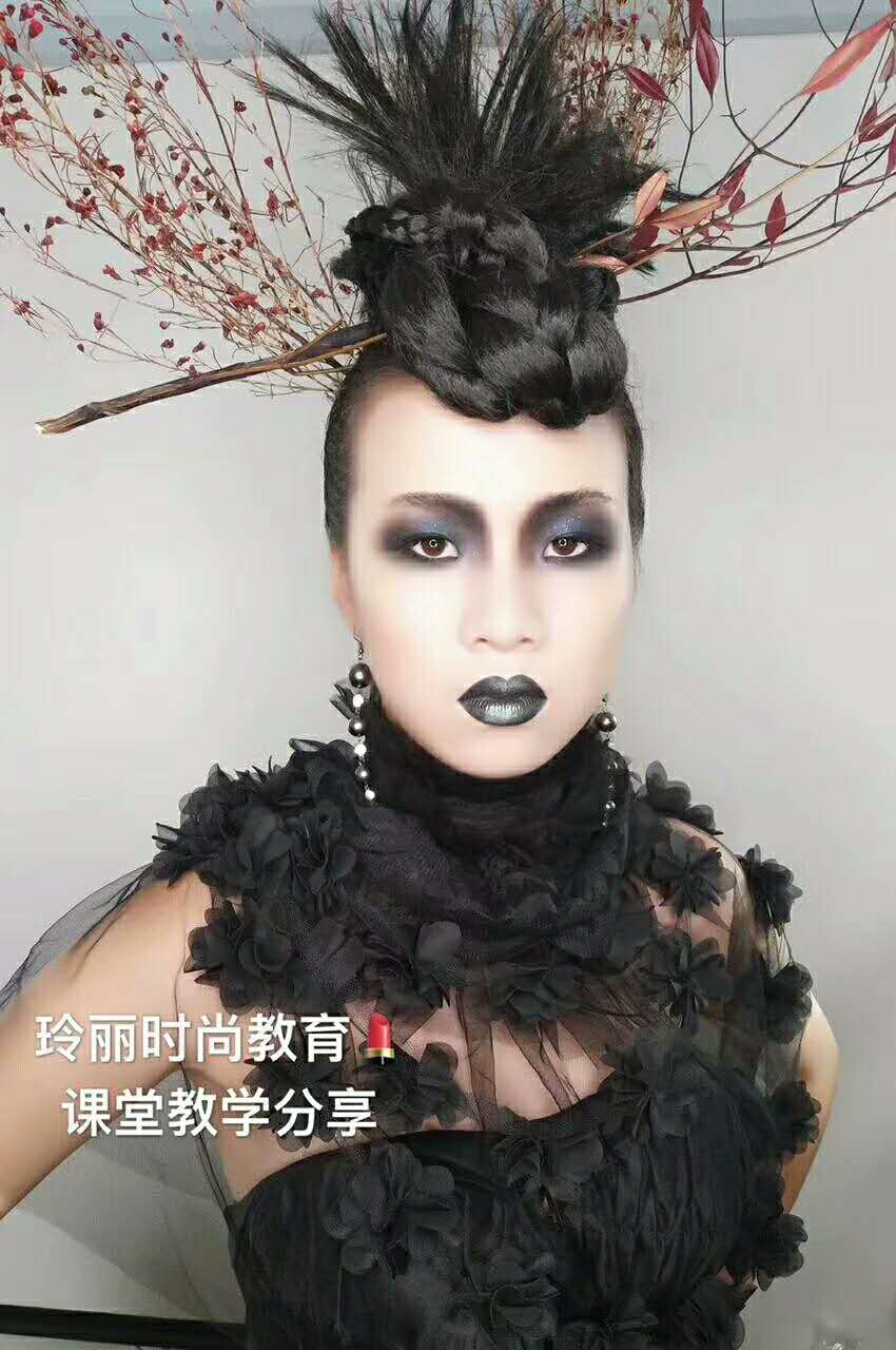 隨州玲麗彩妝造型培訓(xùn)學(xué)校大放送啦 報(bào)名學(xué)化妝送美睫課程和化妝工具