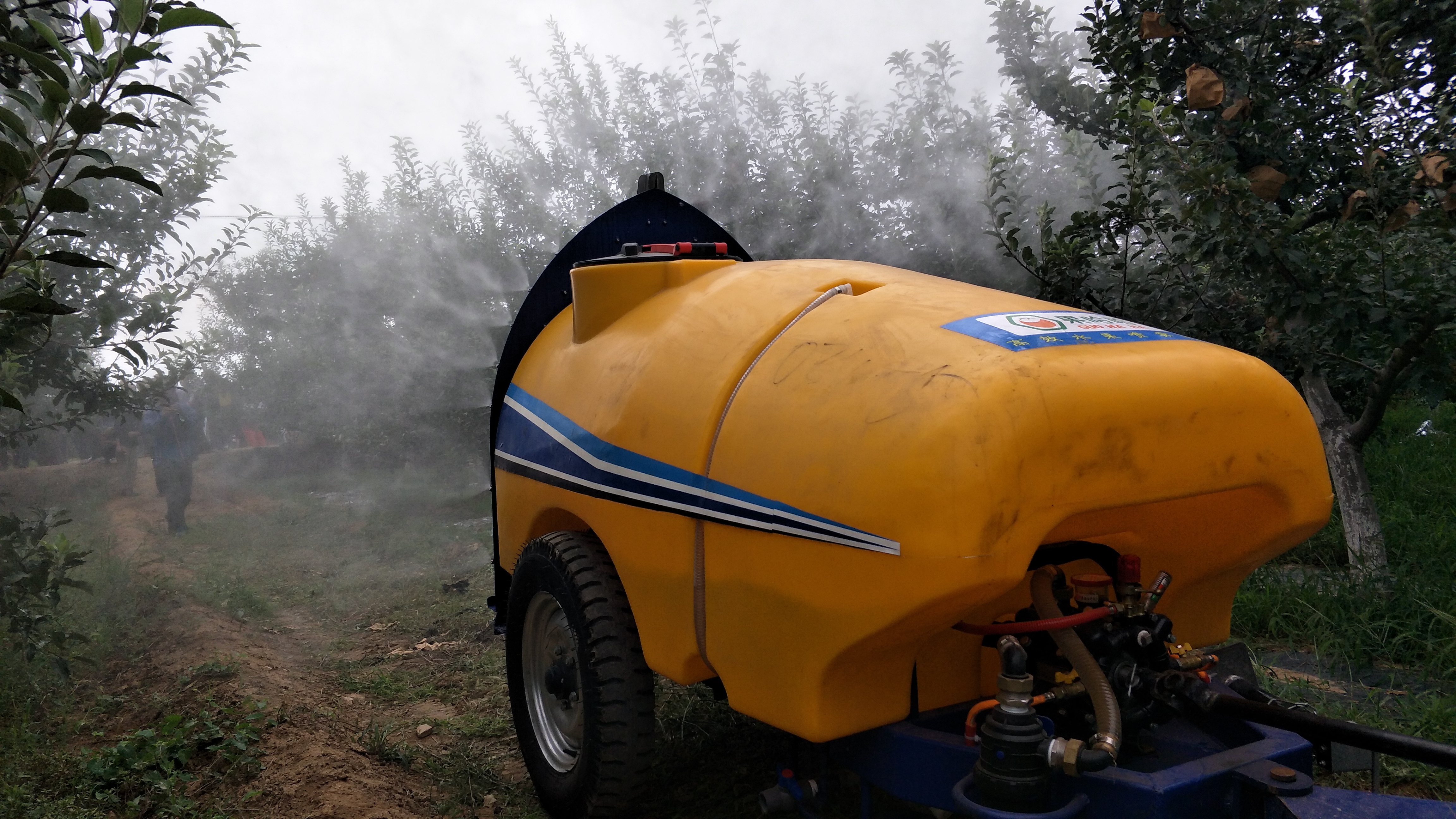 果哈牽引式果園打藥機(jī)、果樹(shù)打藥機(jī)圖片