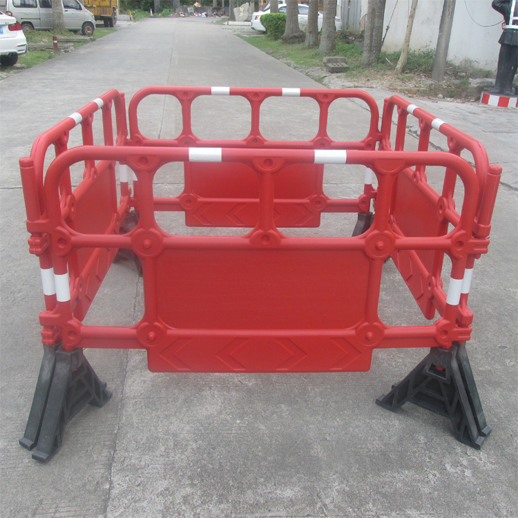 廠批發(fā)市政交通道路鐵馬移動(dòng)防護(hù)欄 PVC塑膠施工塑料護(hù)欄隔離圍欄