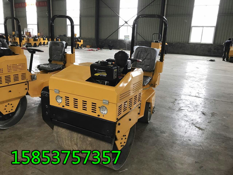 韶關(guān)小型路面壓實(shí)機(jī)座駕式瀝青壓實(shí)型號(hào)