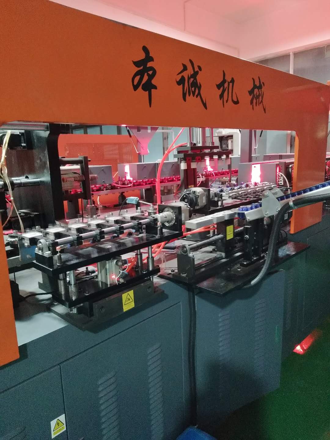 自動(dòng)吹瓶機(jī)圖片/自動(dòng)吹瓶機(jī)樣板圖 (1)