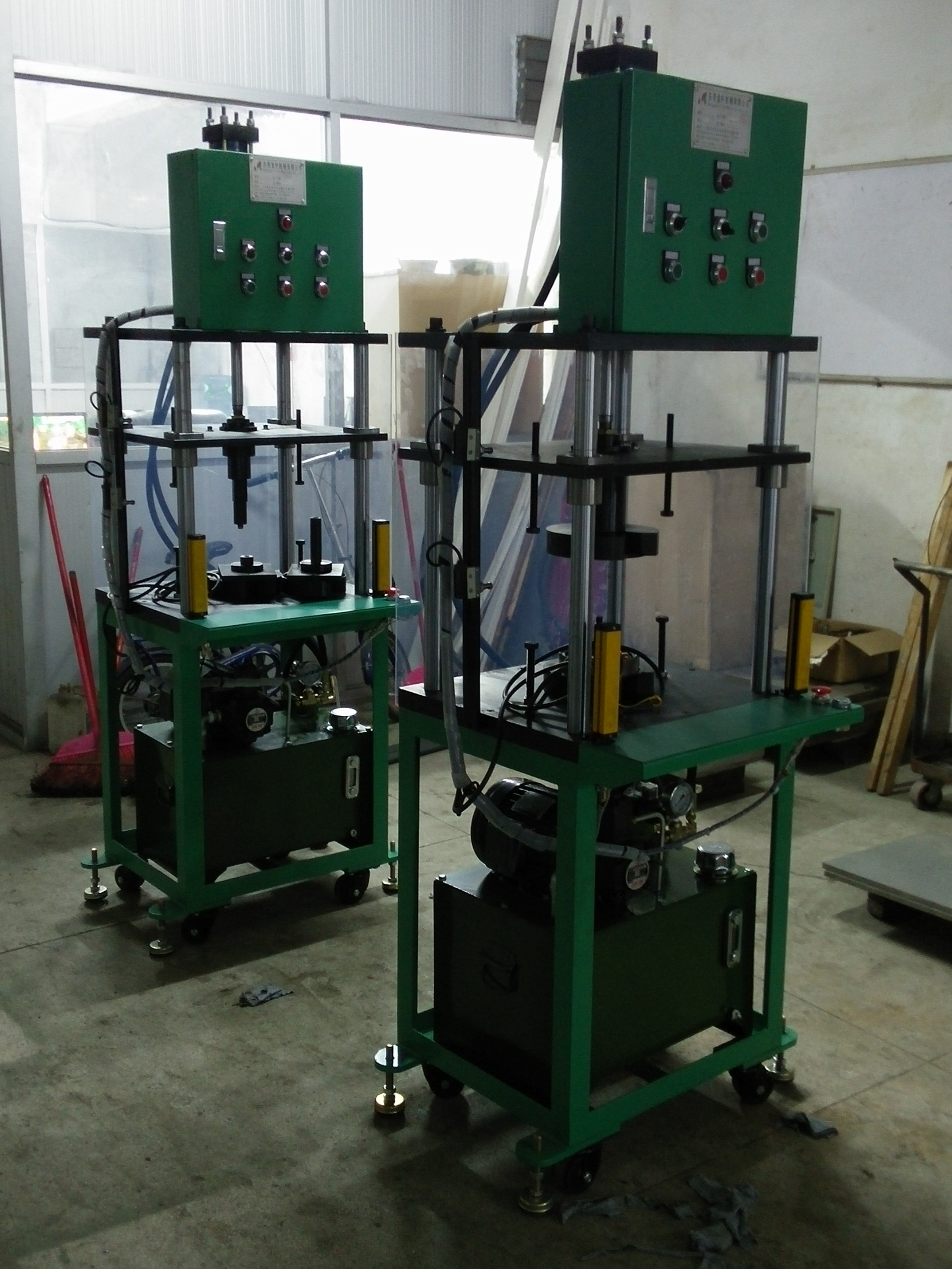 四柱油壓機(jī)，壓軸承機(jī)外殼圖片/四柱油壓機(jī)，壓軸承機(jī)外殼樣板圖 (4)