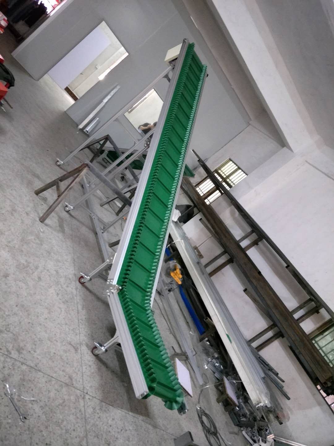 廠家專業(yè)生產(chǎn)流水線輸送機(jī) 箱包皮帶傳送機(jī) 物流快遞裝車用皮帶輸送機(jī)