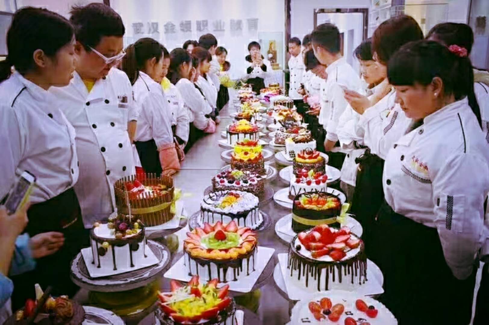 學(xué)西點(diǎn)怎么樣_武漢哪里有學(xué)做糕點(diǎn)圖片