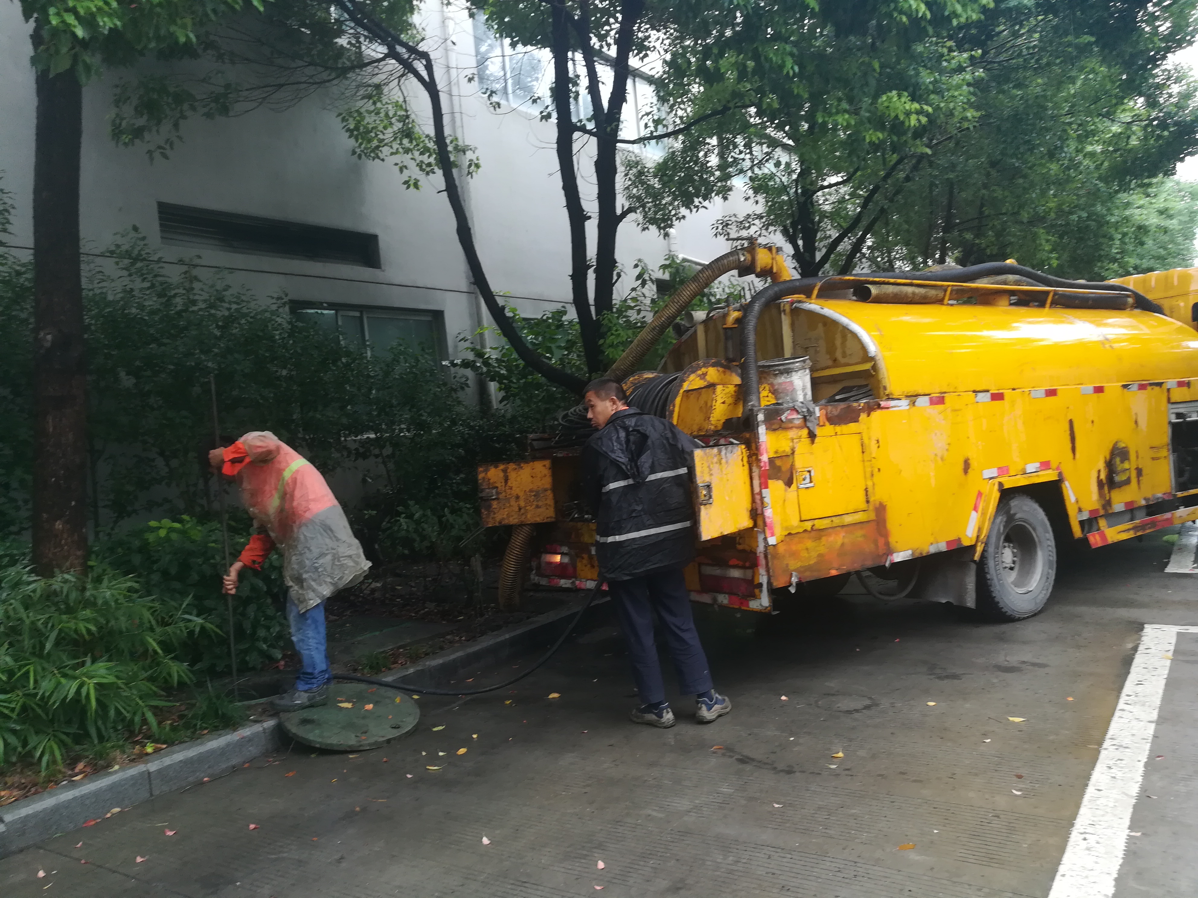 污水道保养维护_雨污水管道施工方案_管道施工工艺技术_管道维护保养方法 上海污水道保养维护 疏通下水道图片