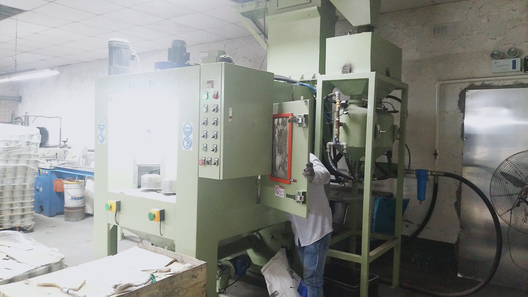 全自動(dòng)智能噴砂機(jī)旭泰制造，廠家直銷自動(dòng)噴砂機(jī)