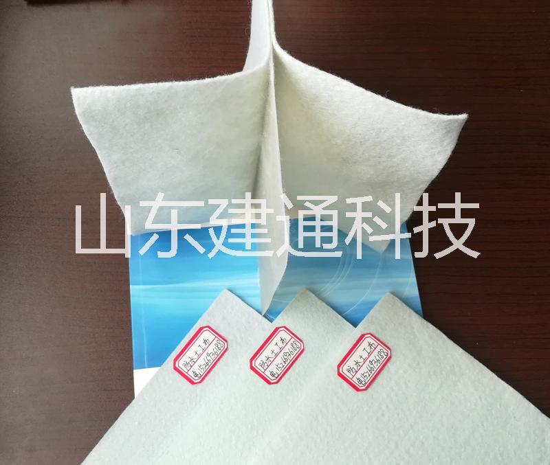 兩布一膜防滲土工膜圖片