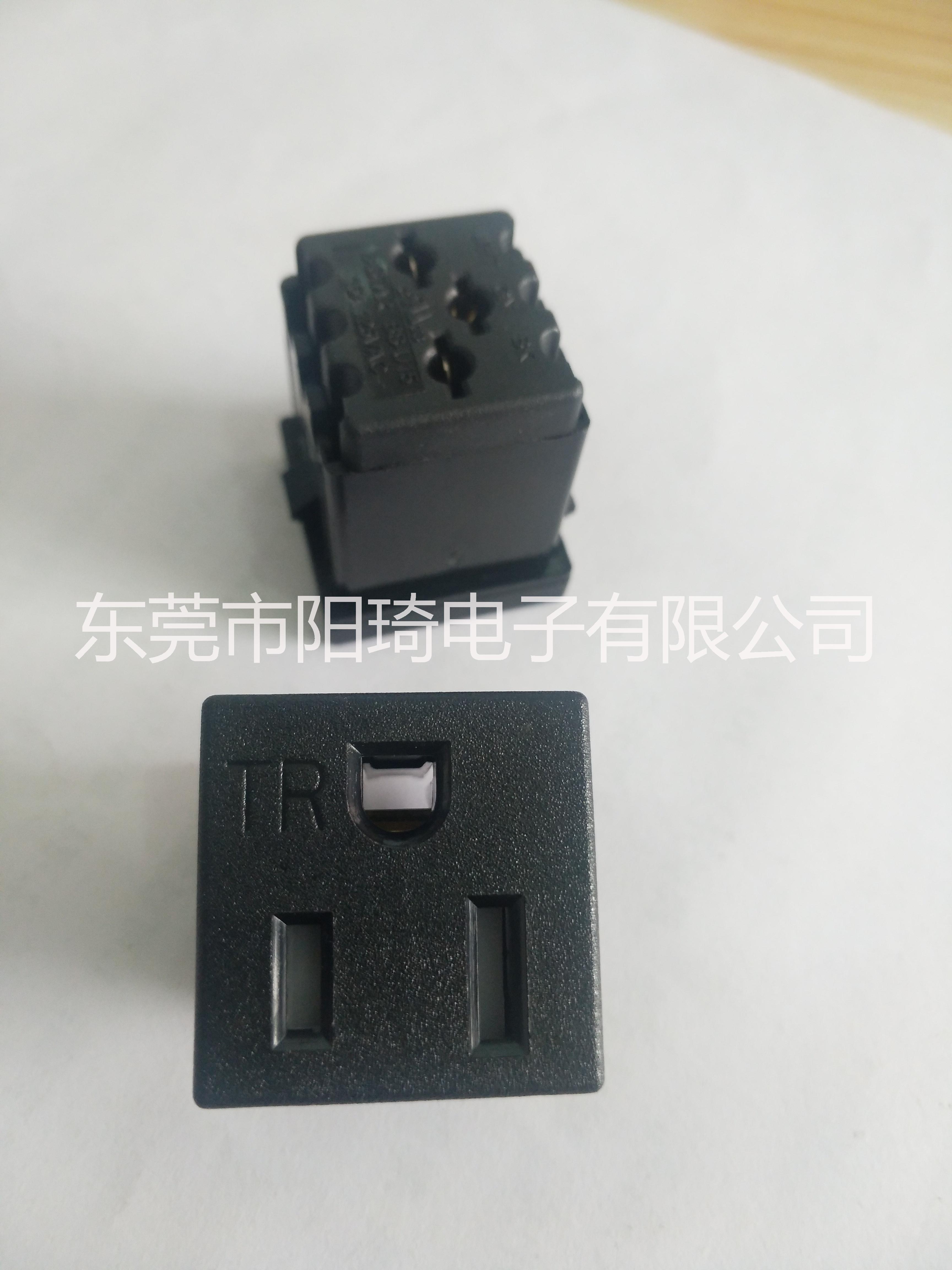 帶保護門美式插座圖片