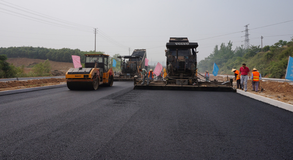 郑州商丘周口沥青路面施工缝郑州商丘周口沥青路面施工缝、黑色沥青摊铺、马路铺柏油