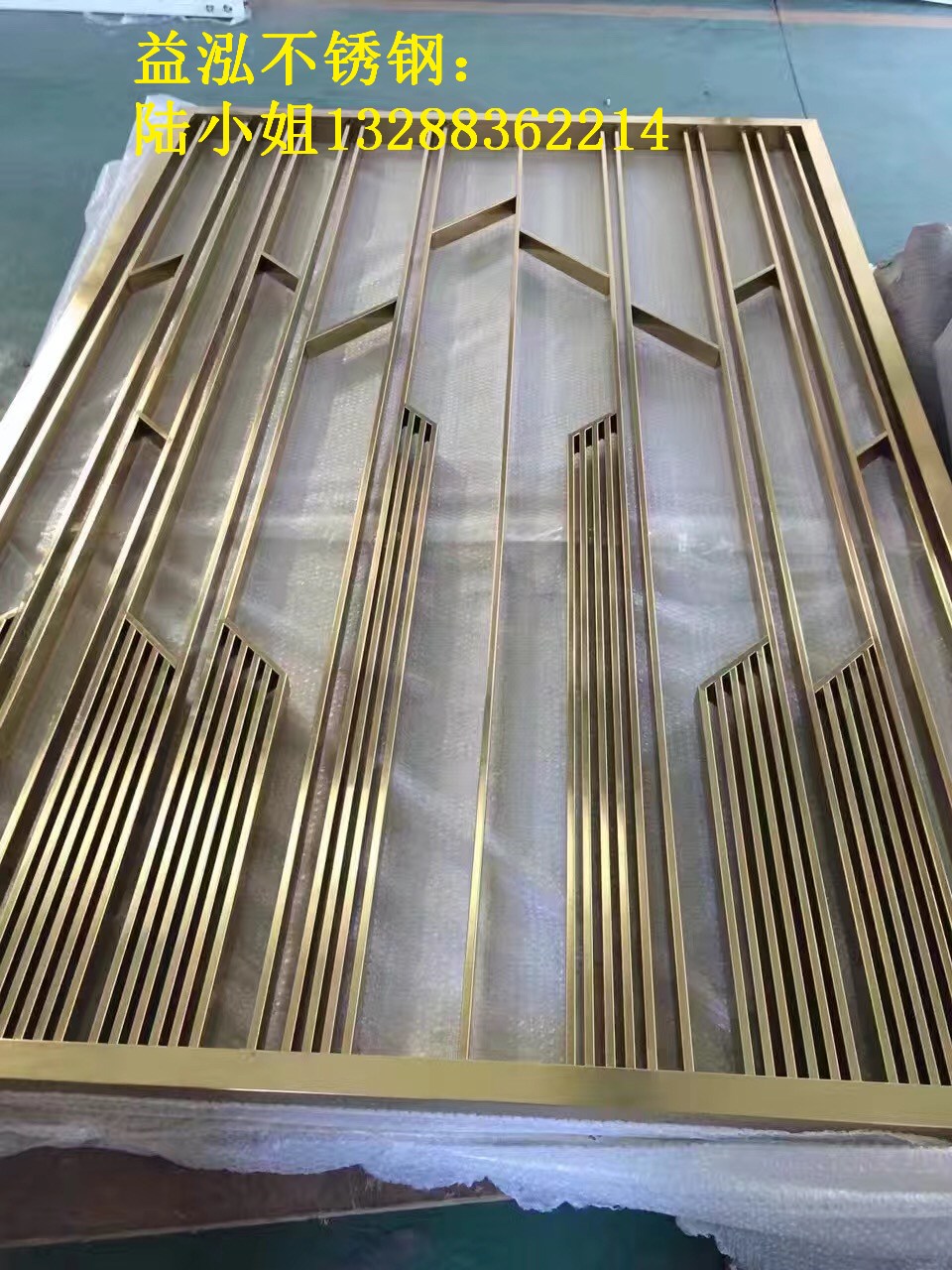 紅古銅納米啞光屏風(fēng)廠家 電鍍無(wú)指紋古銅色隔斷定制 304鏡面鈦金滿焊玄關(guān)花格