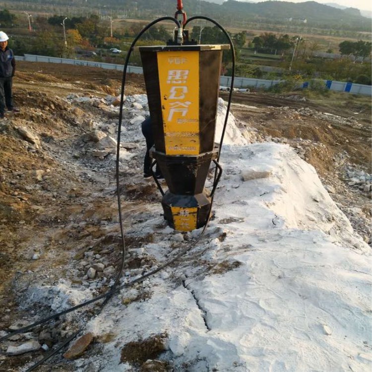 遼寧海城鎂石礦代替破碎錘開采愚公斧液壓劈裂機