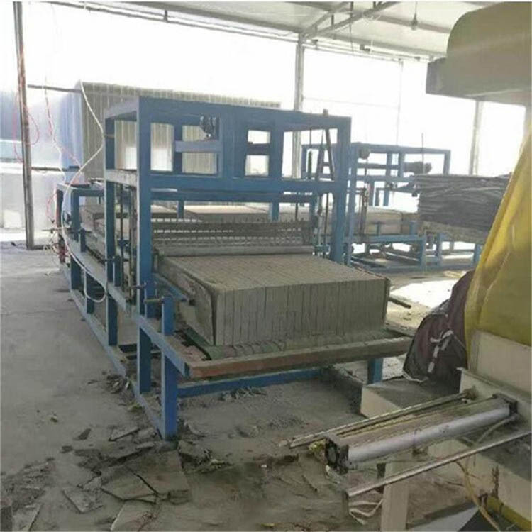 水泥發(fā)泡保溫板生產(chǎn)線圖片