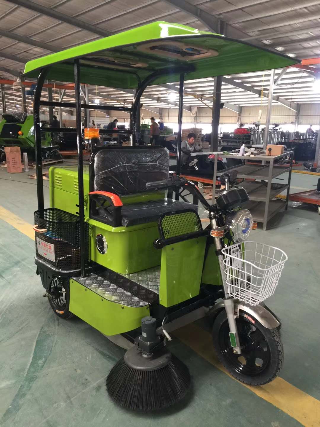 三輪駕駛式滾刷掃地機(jī)圖片