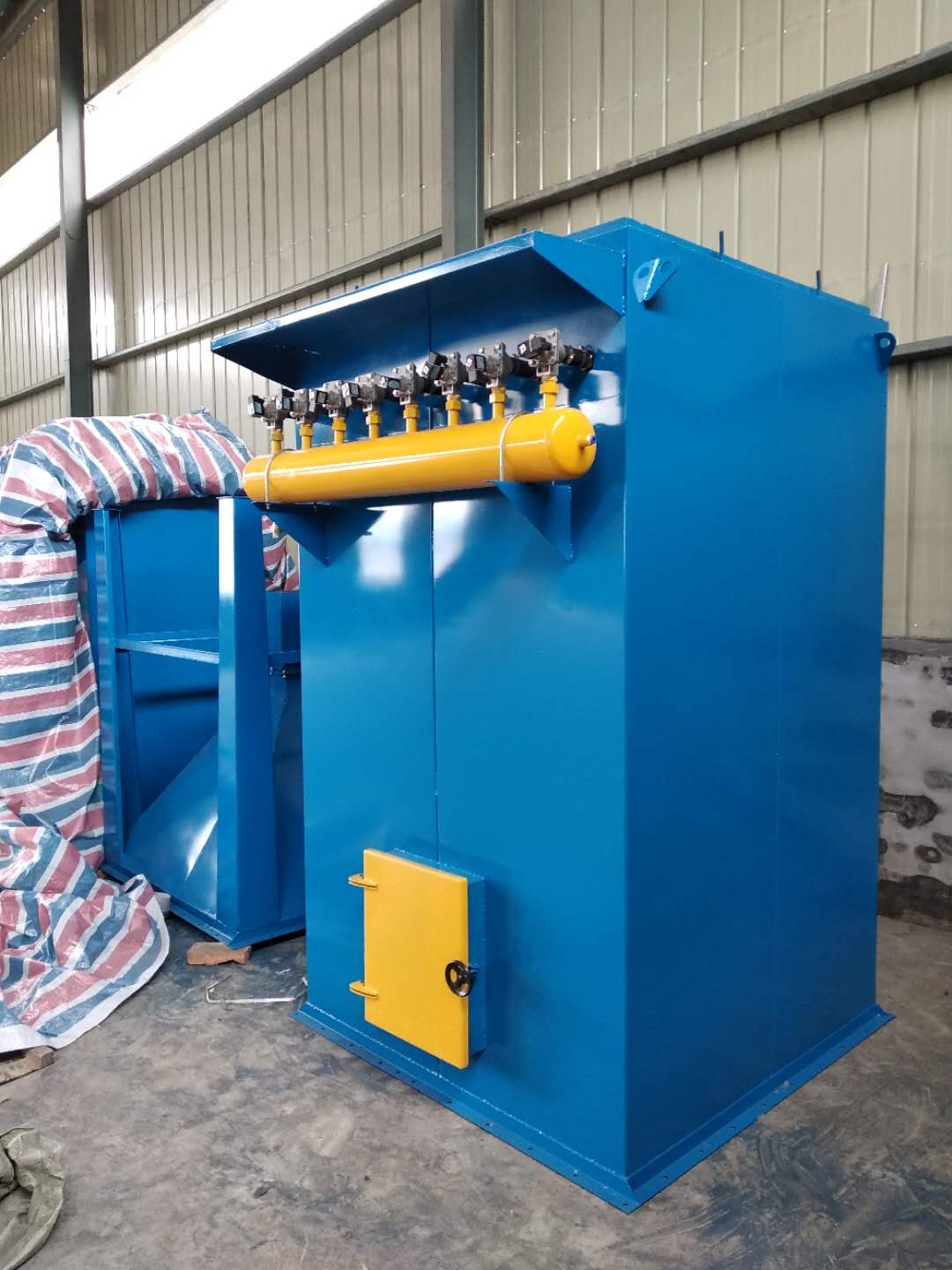 廠家生產(chǎn)冶金廠UF型單機(jī)除塵器圖片