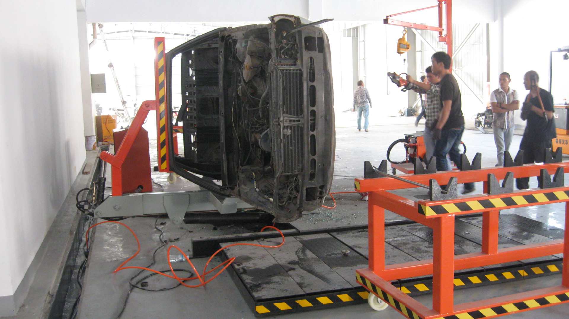 報廢汽車舉升翻轉(zhuǎn)機圖片