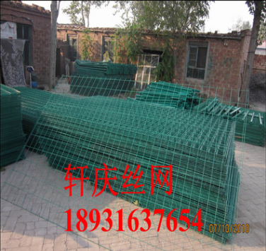 現(xiàn)貨鐵絲網(wǎng)圍欄雙邊絲護欄圖片/現(xiàn)貨鐵絲網(wǎng)圍欄雙邊絲護欄樣板圖 (4)