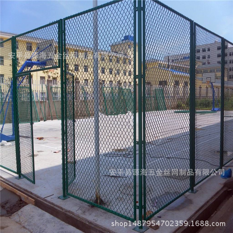 籃球場框架勾花網(wǎng)圍欄 體育場圍欄 勾花網(wǎng) 運(yùn)動場圍欄 實(shí)體廠家