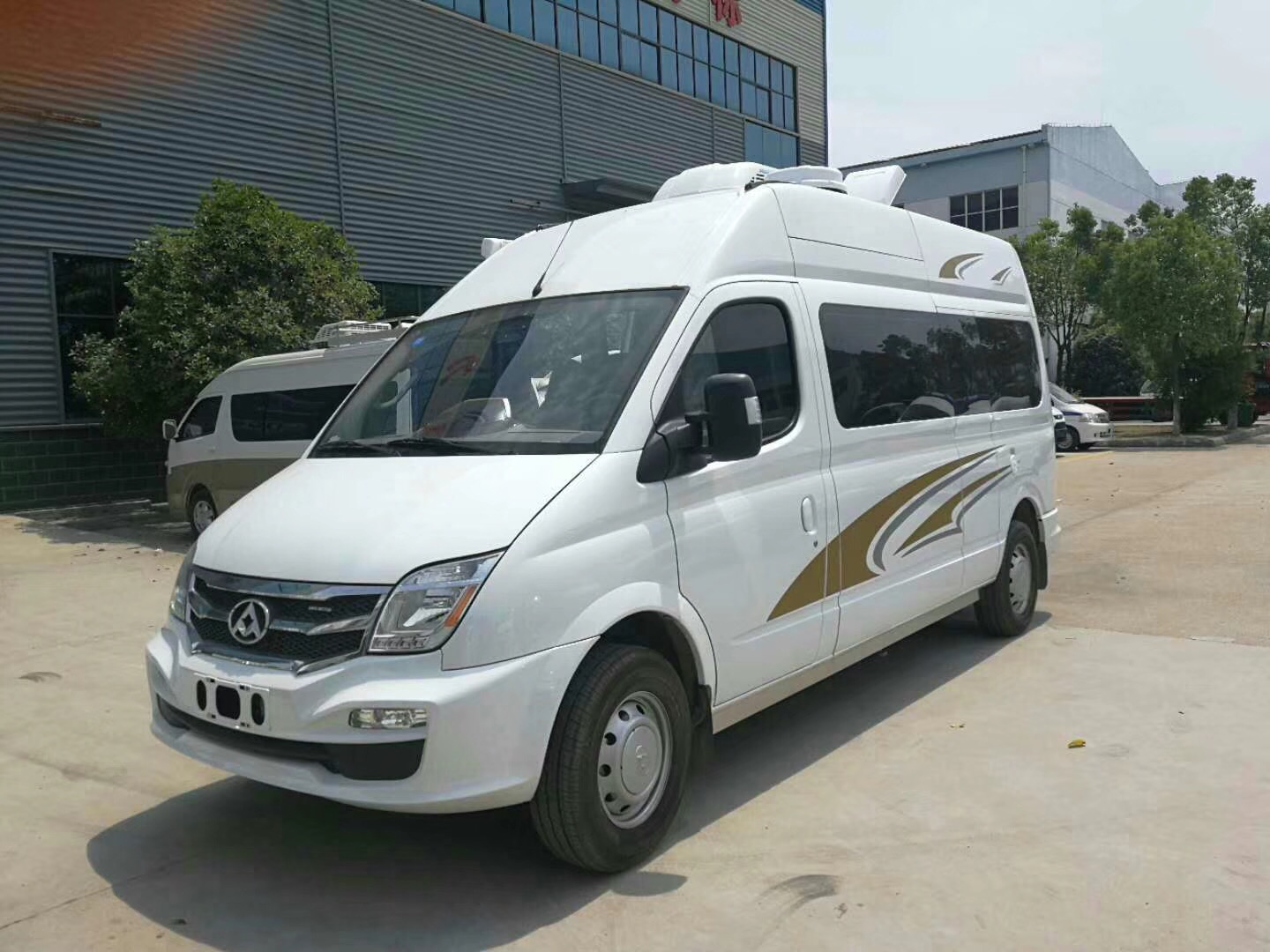 房車生產(chǎn)廠家，，大通高頂房車，東風(fēng)御風(fēng)房車，廠家活動(dòng)中，有現(xiàn)貨。