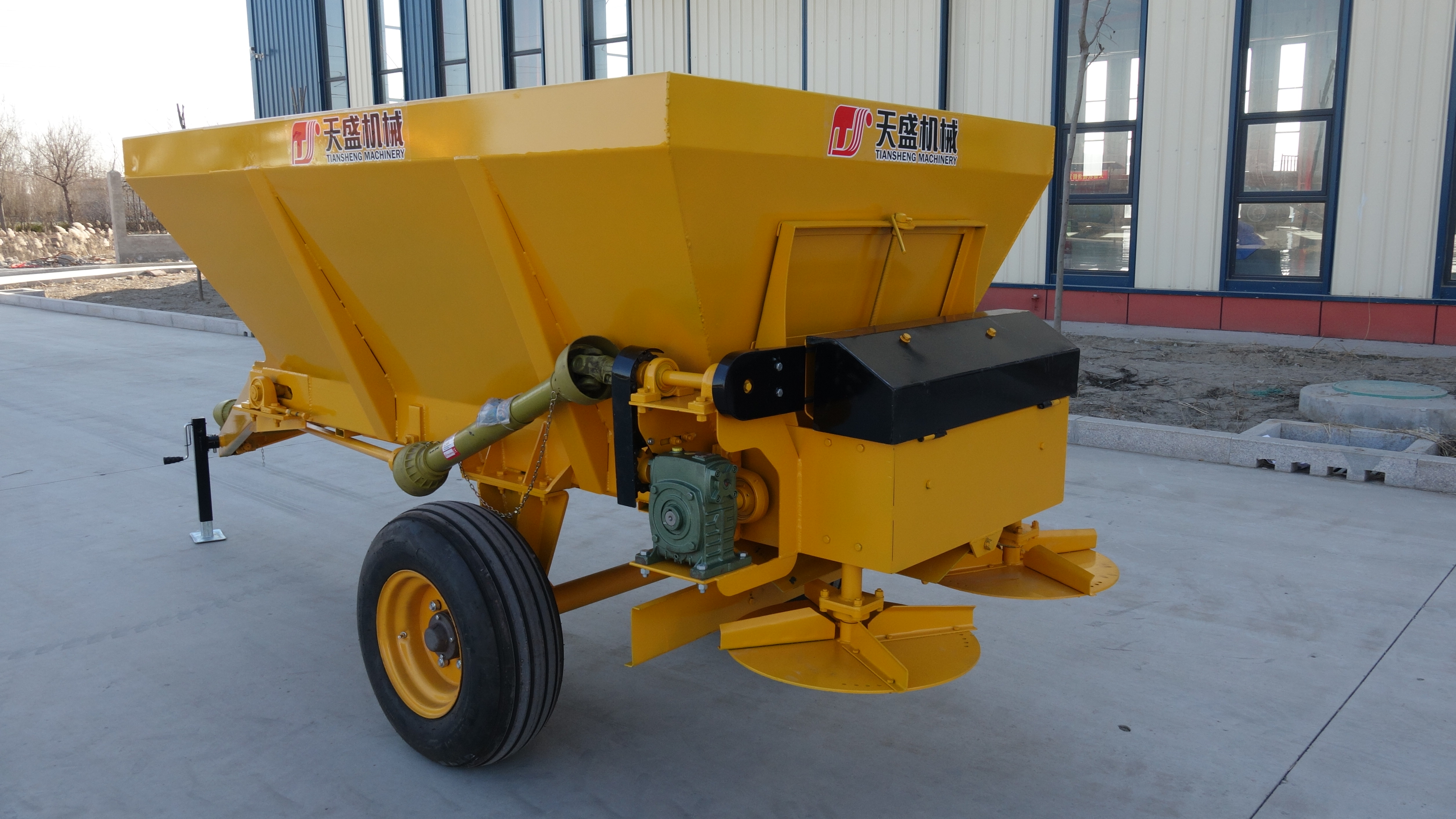 新型撒肥機(jī)，新型揚(yáng)糞機(jī)