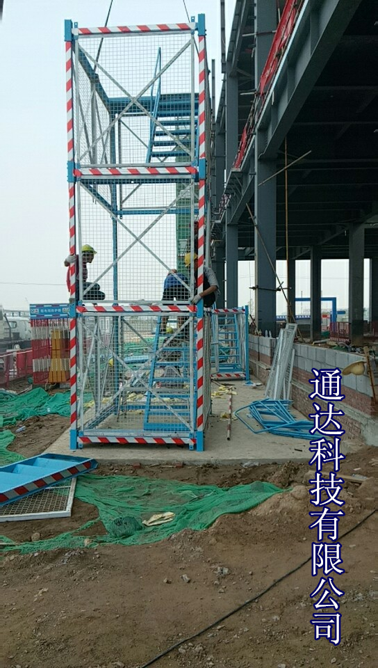 高墩安全梯笼 通达安全爬梯厂家、现货供应高墩建设梯笼高空作业 路桥施工梯笼图片