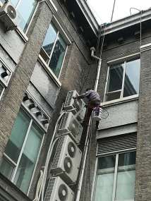 北京高空蜘蛛人空调维修加氟图片