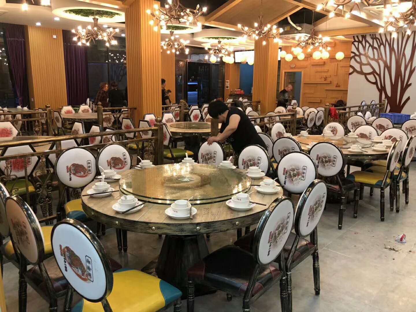 酒樓桌椅回收價(jià)格  酒樓桌椅回收供應(yīng)商   酒樓桌椅回收哪家好