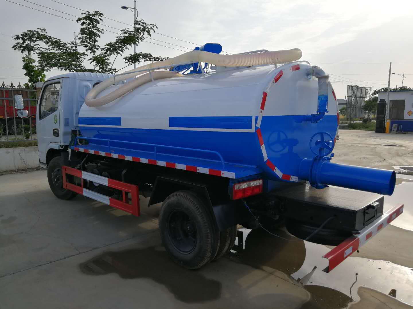 環(huán)衛(wèi)車生產(chǎn)廠家價格 吸污車價格 電動四輪吸糞車價格
