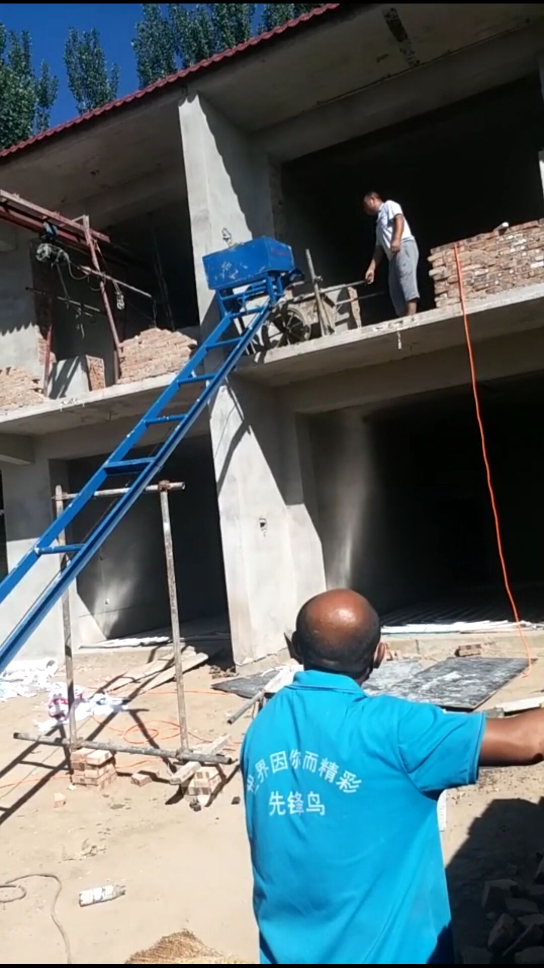 機(jī)械爬山虎上料機(jī)，屋面爬山虎機(jī)械圖片