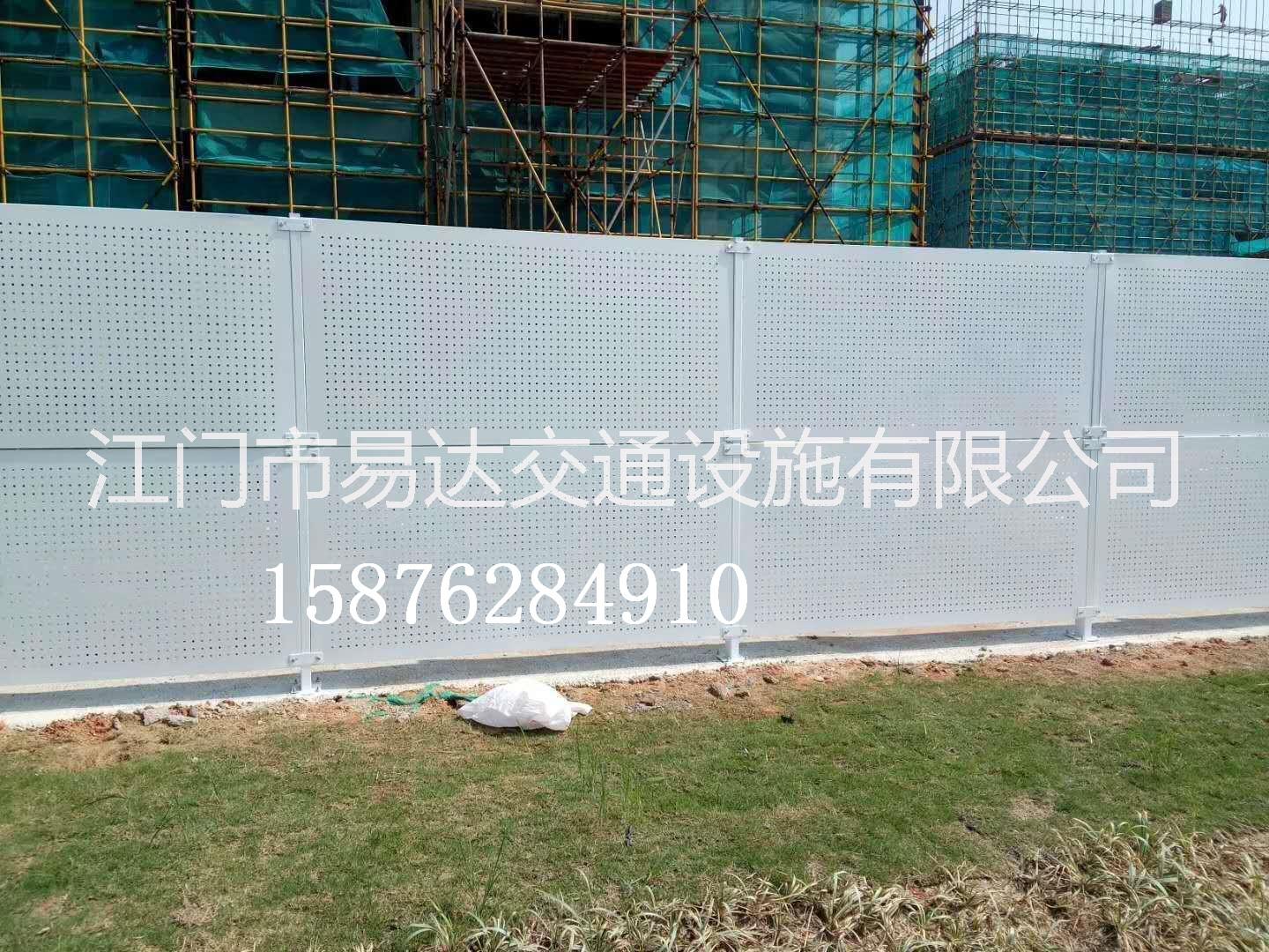 白色烤漆沖孔圍擋圖片