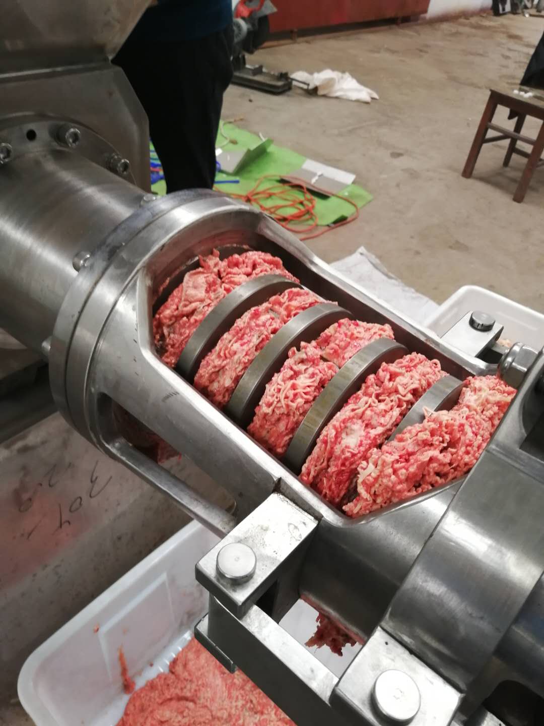 诸城富森精工鸡骨架骨肉分离机图片