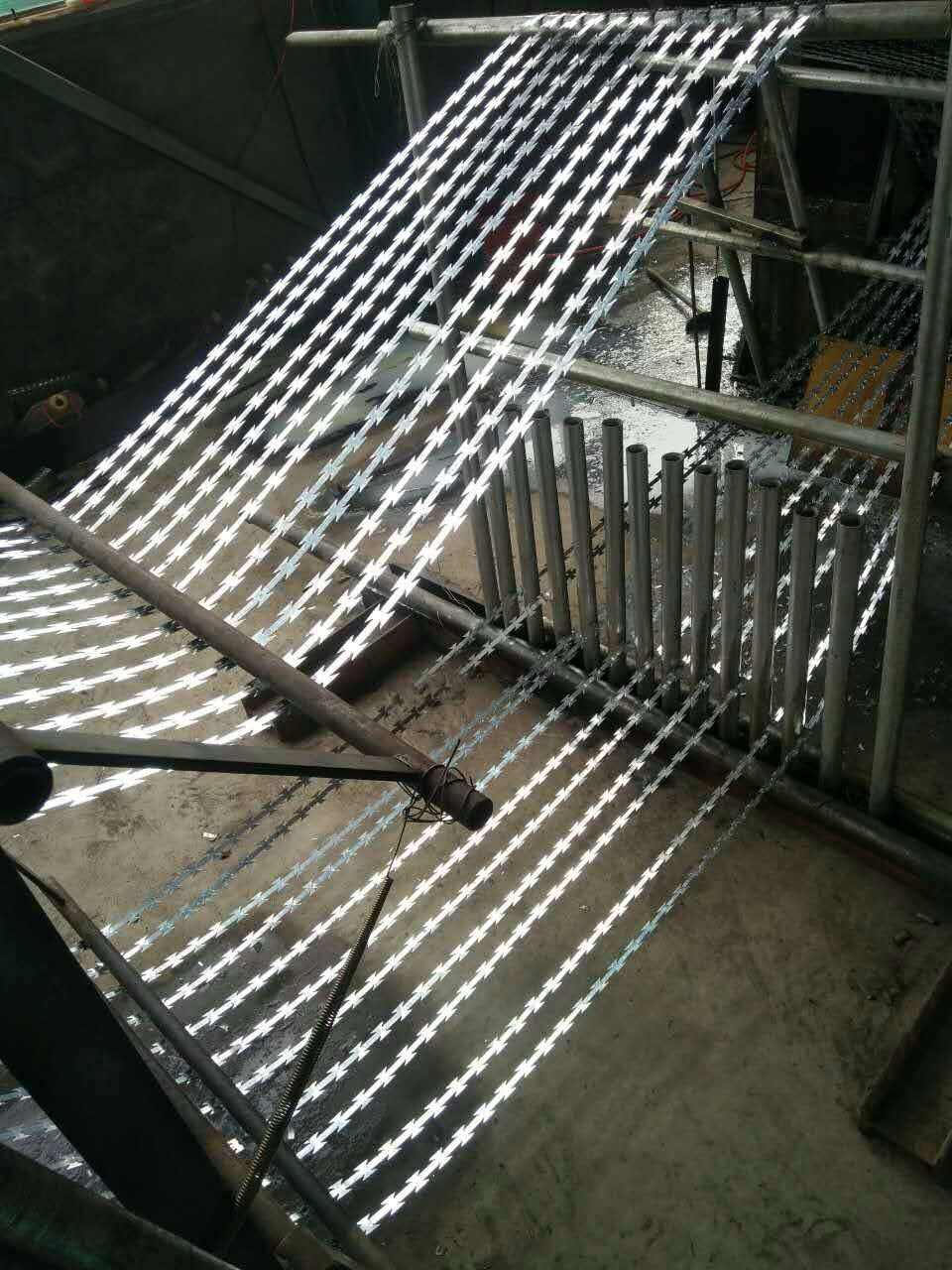 刀片刺網(wǎng)護欄圖片/刀片刺網(wǎng)護欄樣板圖 (3)