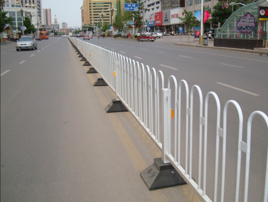 保定京式道路护栏，仿木纹交通围栏，喷塑河道防护栏，锌钢围墙栏杆款式大气供挑选图片