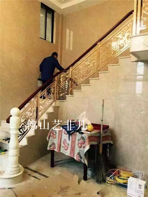 奉化各種高難度旋轉(zhuǎn)護(hù)欄,弧形護(hù)欄,純銅雕花鍍金護(hù)欄