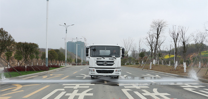 灑水車圖片