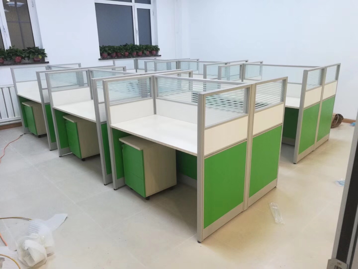 4人位辦公桌椅組合簡(jiǎn)約現(xiàn)代職員桌6人位屏風(fēng)卡位員工卡座辦公家具