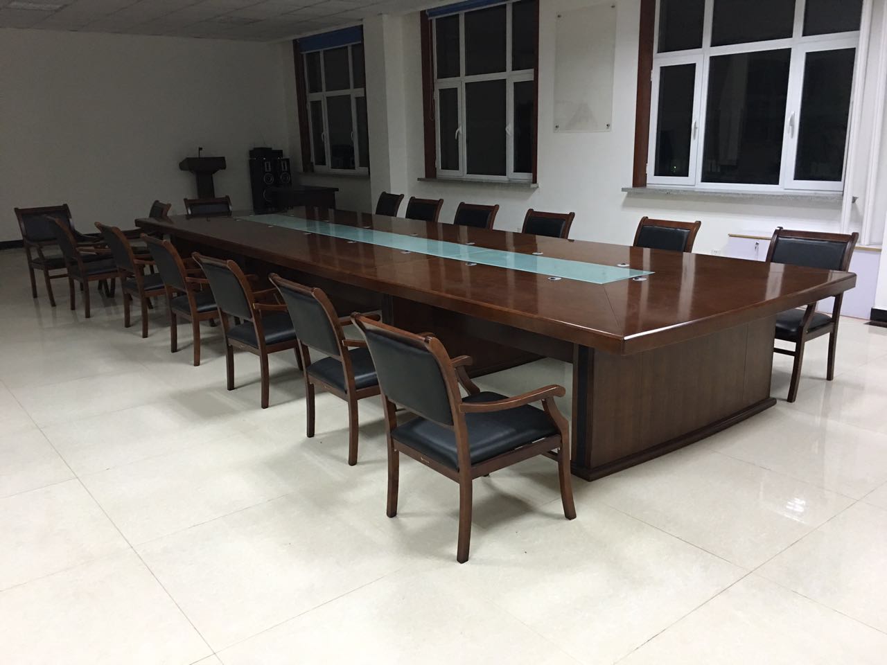 大型實木會議桌長桌椅組合橢圓形現(xiàn)代辦公桌貼木皮會議桌創(chuàng)意