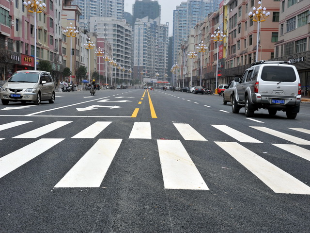 供应阳东道路划线施工 专业交通标线 道路热熔划线 停车场道路划线图片