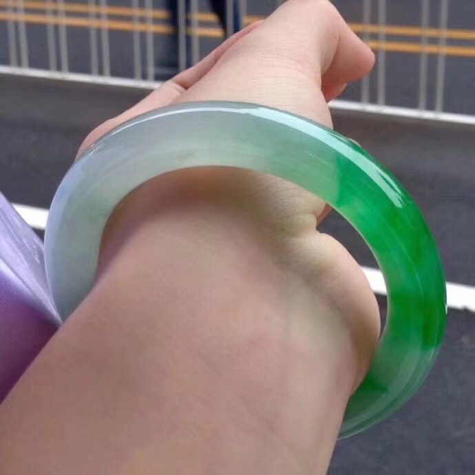玉名坊翡翠 新品翡翠手鐲 帶色圓條圈口56 色澤鮮艷水潤光滑