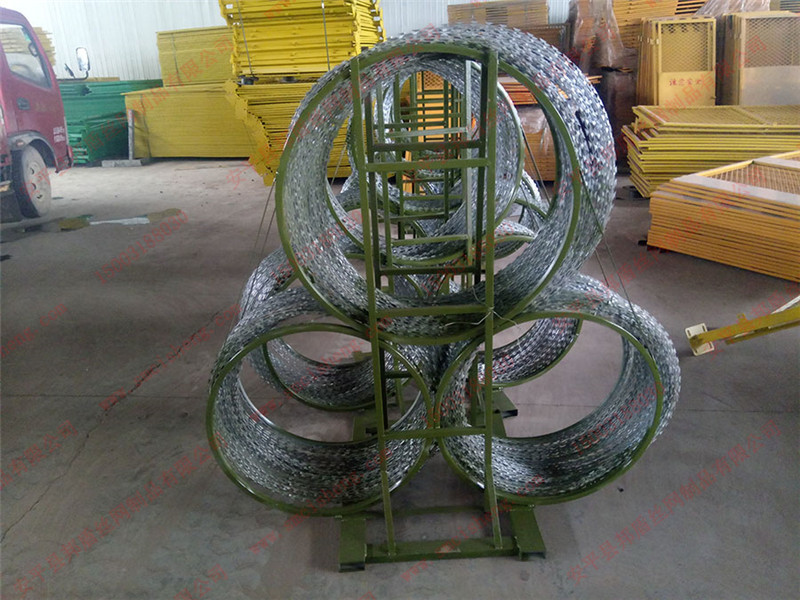 三圈滾筒式鋼絲防暴阻隔網(wǎng)圖片/三圈滾筒式鋼絲防暴阻隔網(wǎng)樣板圖 (2)