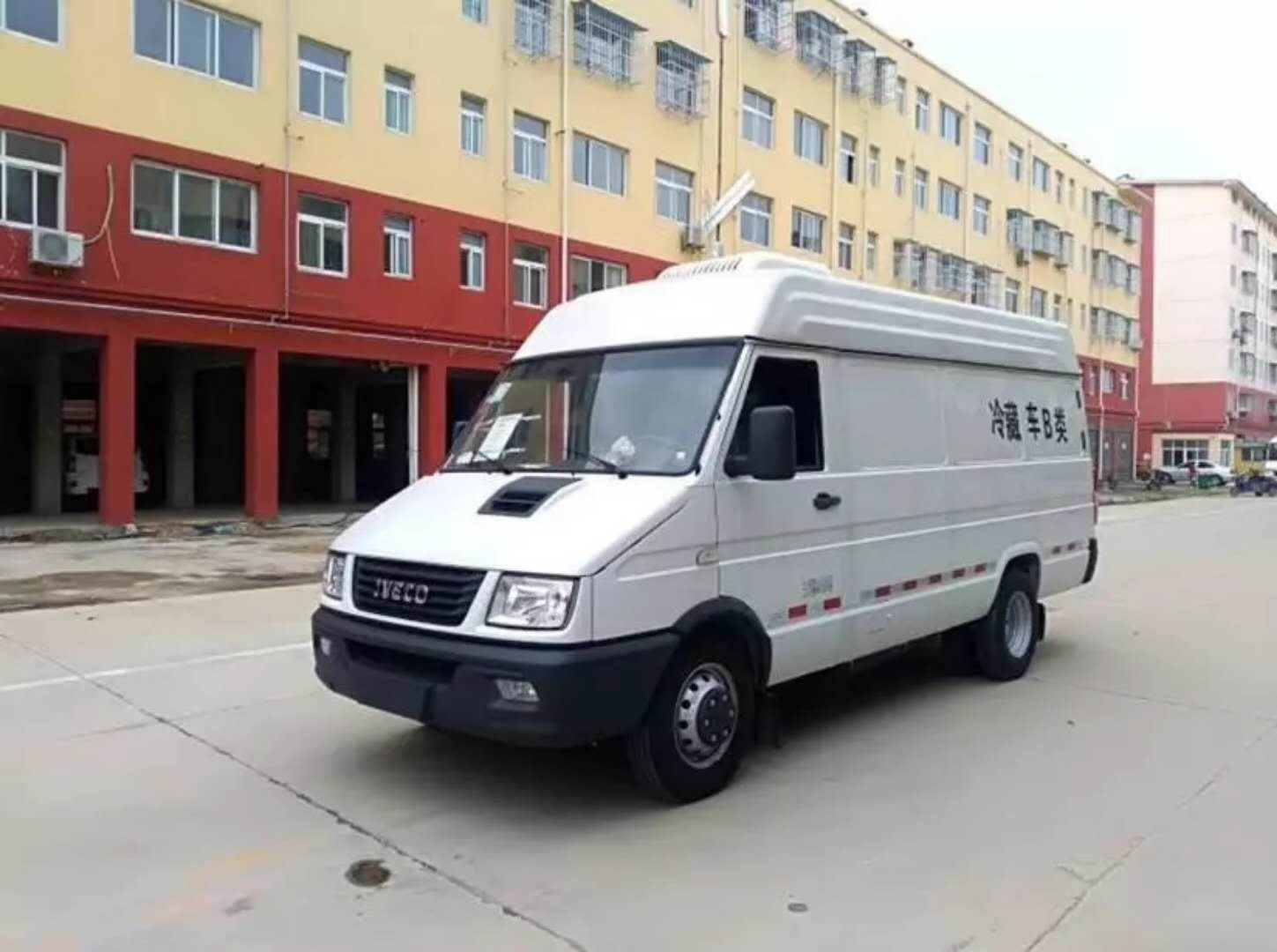 程力冷藏車廠家直銷：18372235977依維柯面包冷藏車多少錢(qián)一輛