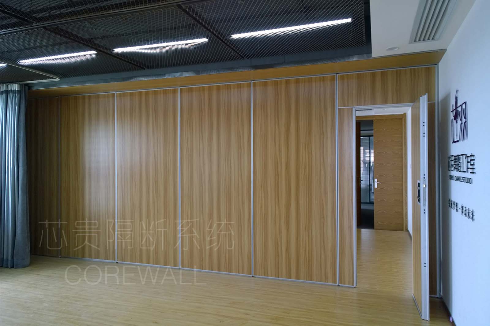 西安廠家65型酒店包房包間活動(dòng)屏