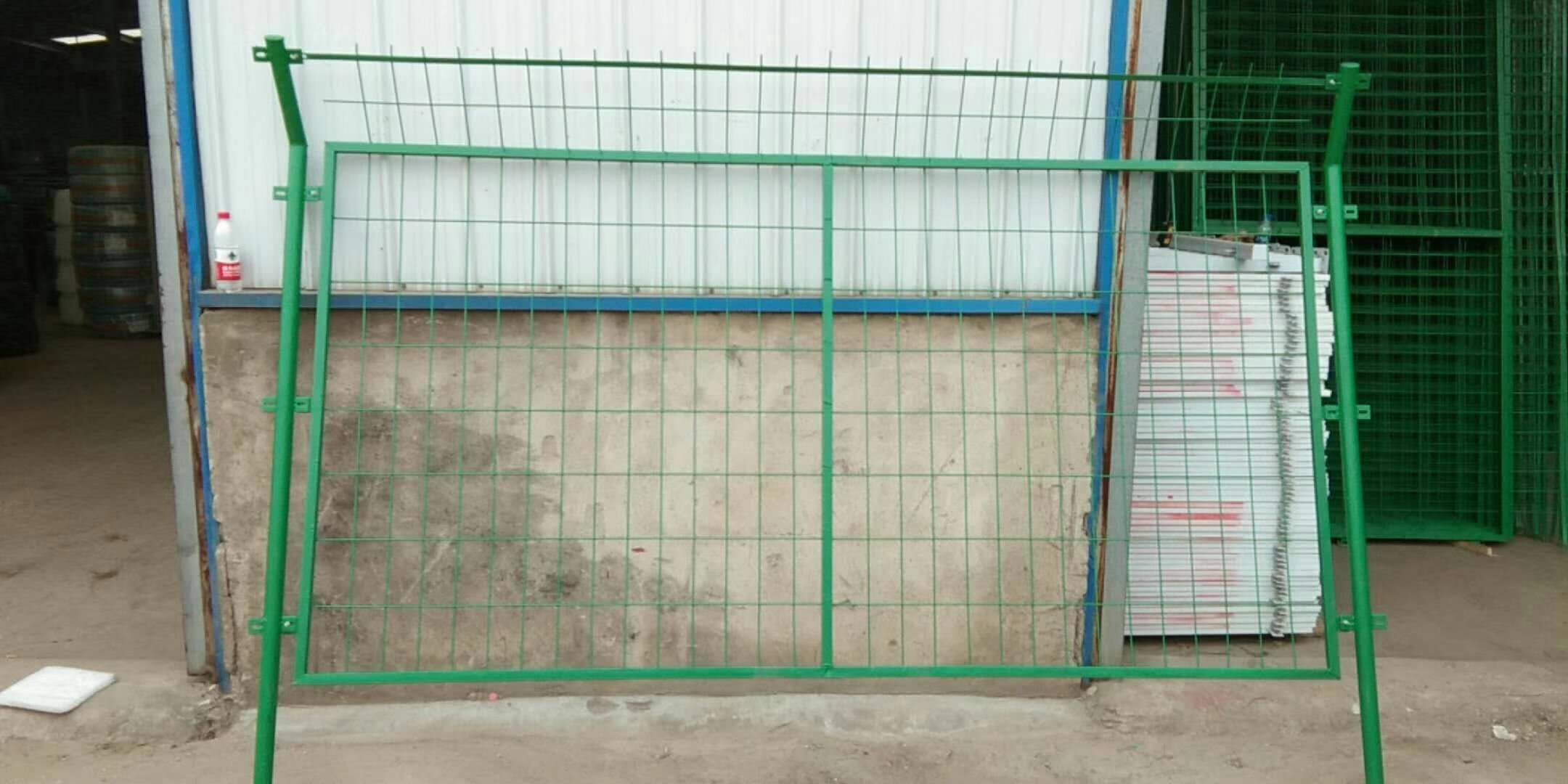 公路雙邊絲護欄網(wǎng)車間隔離柵 1.8m*3m雙邊絲浸塑護欄網(wǎng) 1.8m*3m公路護欄網(wǎng) 1.8m*3m公路折彎雙邊絲