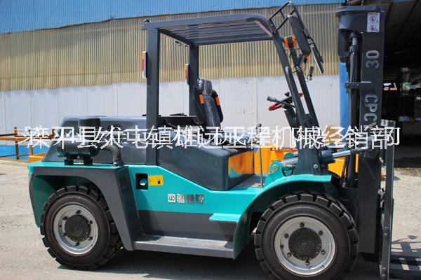 新款3噸四驅(qū)越野叉車圖片 新款3噸四驅(qū)越野叉車