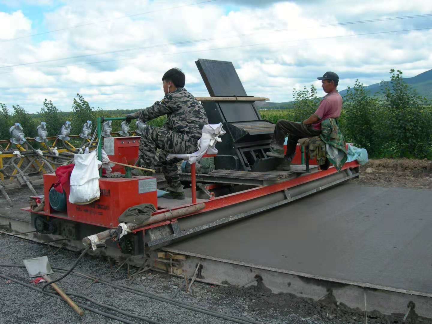 優(yōu)質(zhì)B型水泥攤鋪機(jī)的作用及用途