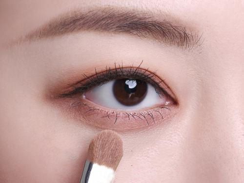 冬季眼妝跟著化妝學(xué)校學(xué)習(xí)這款眼妝