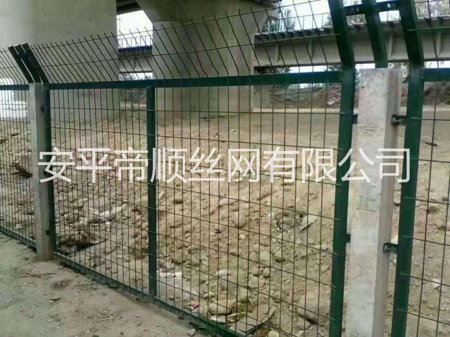 供应框架围栏网价格 铁路防护网 浸塑网片防护栅栏图片