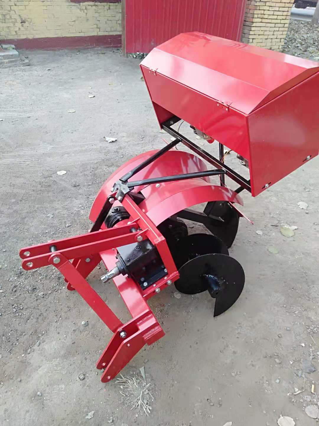 河北邢臺鑫萬象牌開溝施肥一體機(jī)
