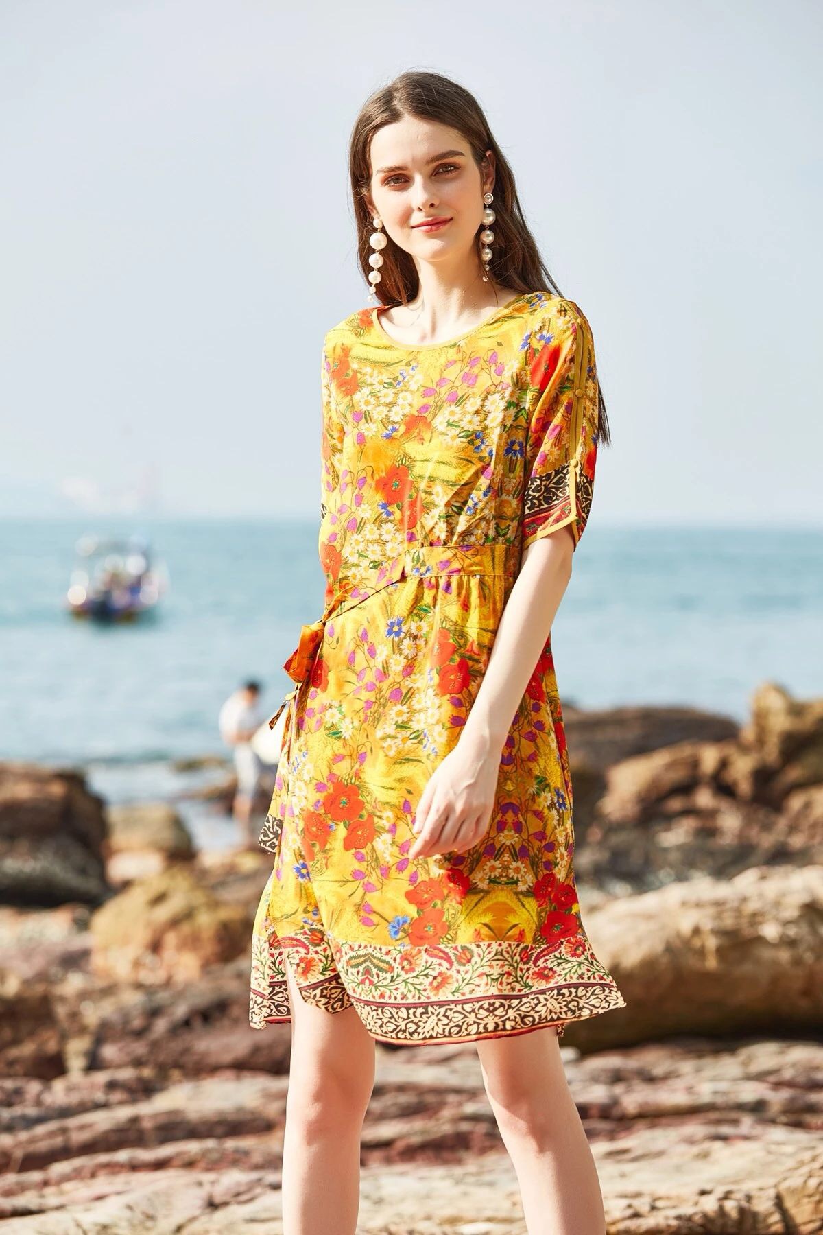 凱撒貝蕾19夏真絲連衣裙女裝，另有絲輝映月百詩(shī)贏草葉集寶萊