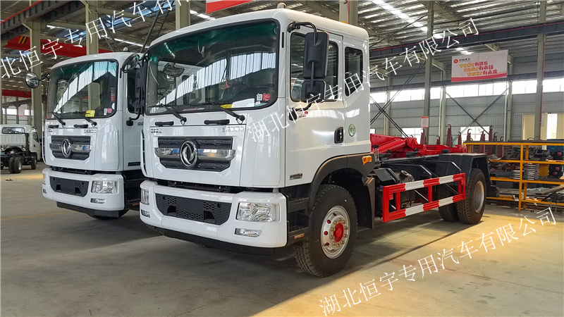 東風多利卡D9勾臂垃圾車康明斯180馬力勾臂垃圾車廠家直銷